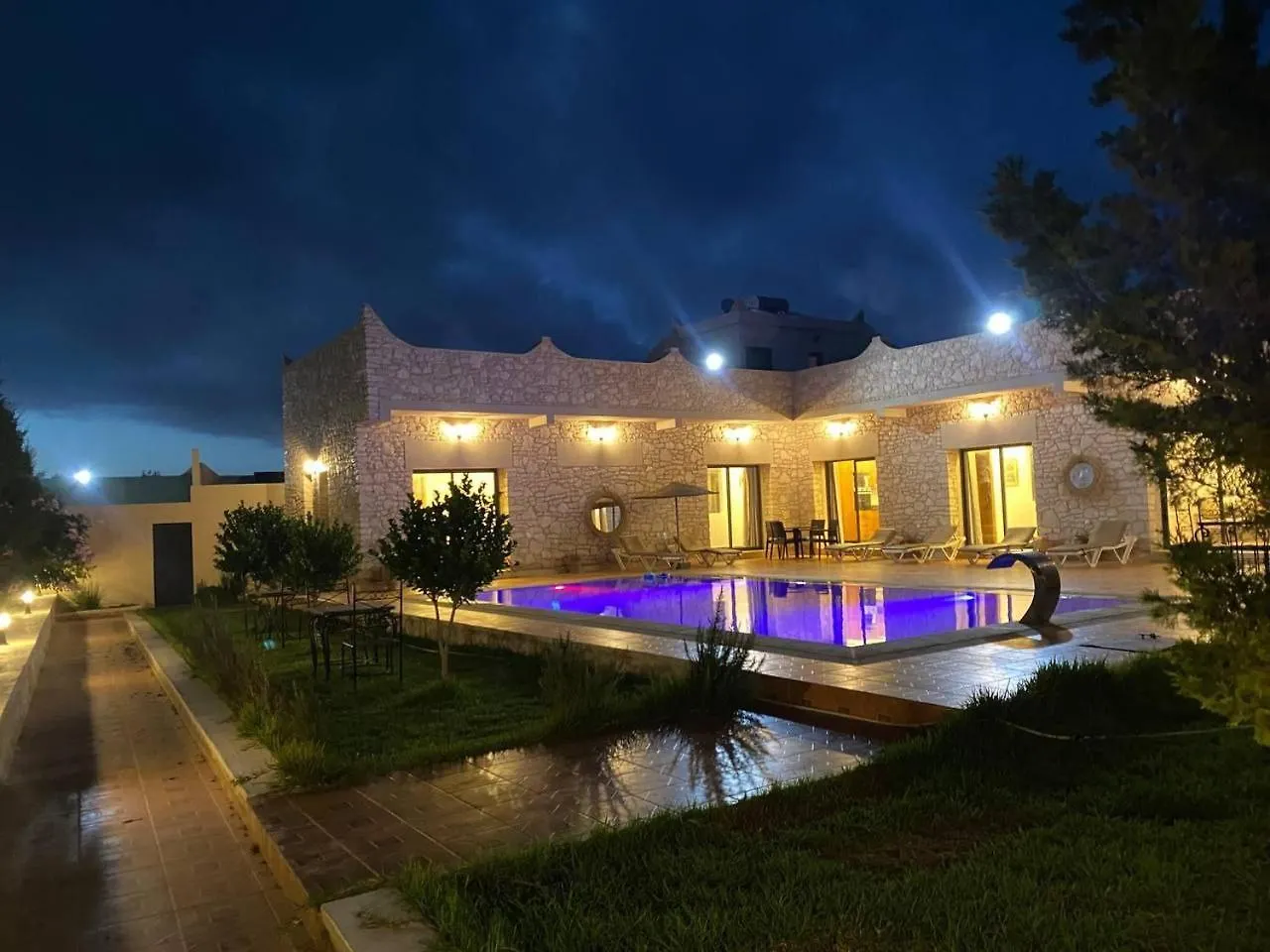 Villa Laarich contacts